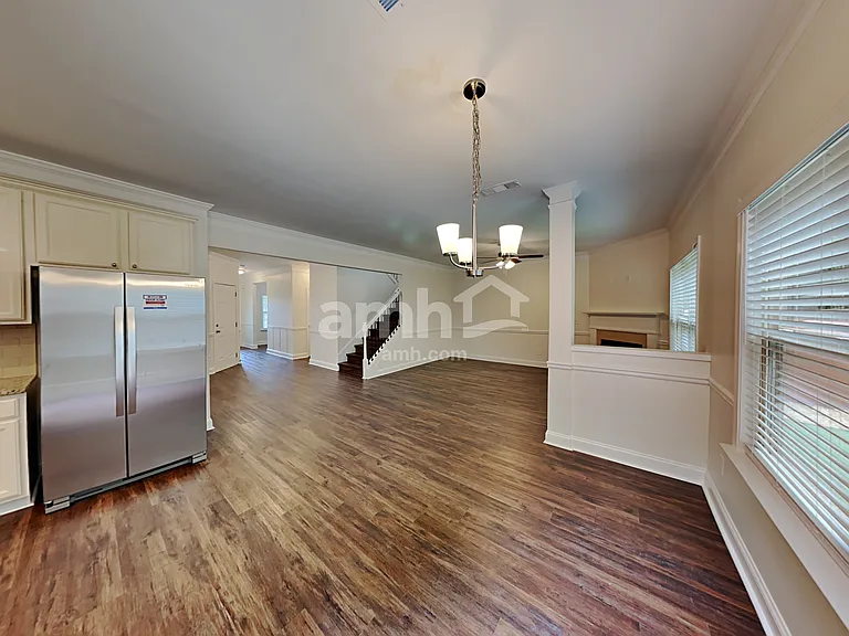 514 Crestmont Ln — Photo 3
