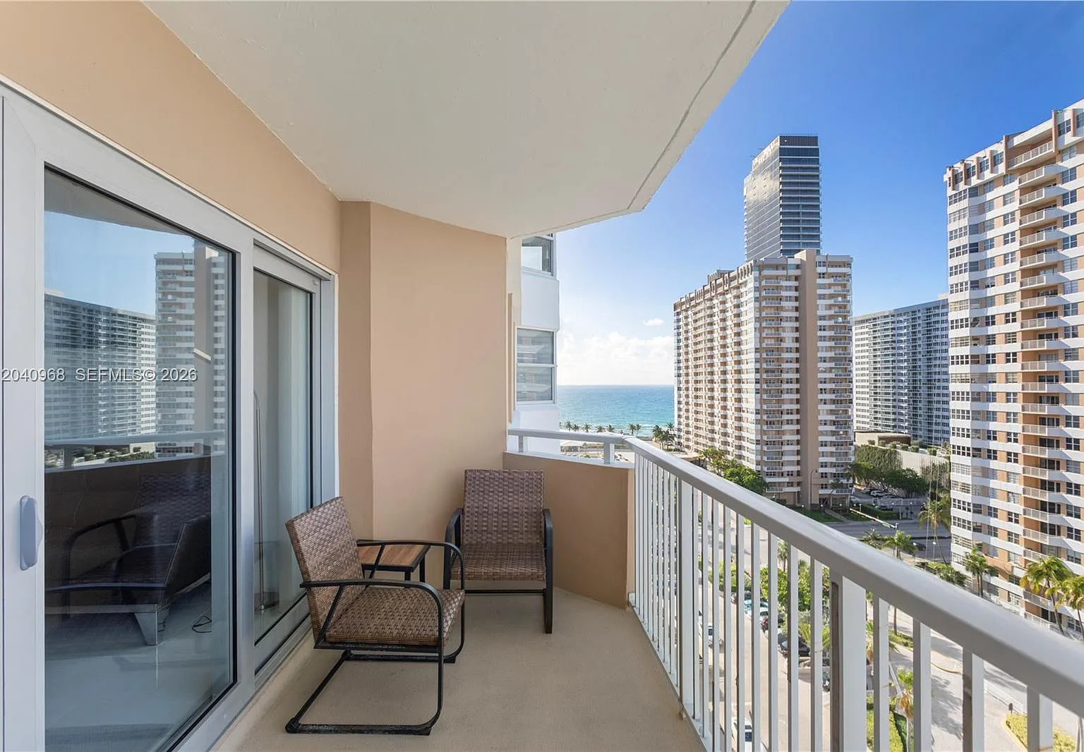 Hemispheres Condo — Photo 4
