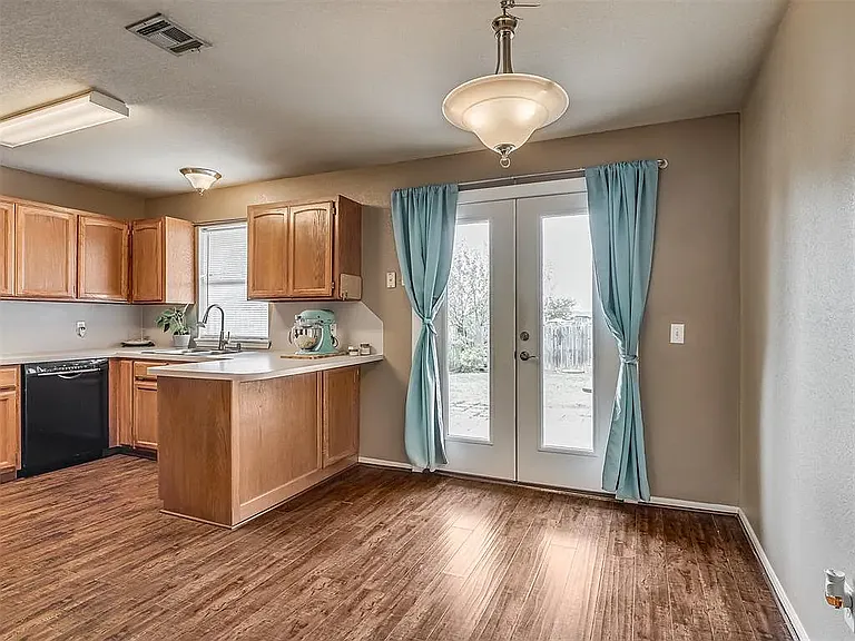 708 Peppertree Ct — Photo 10