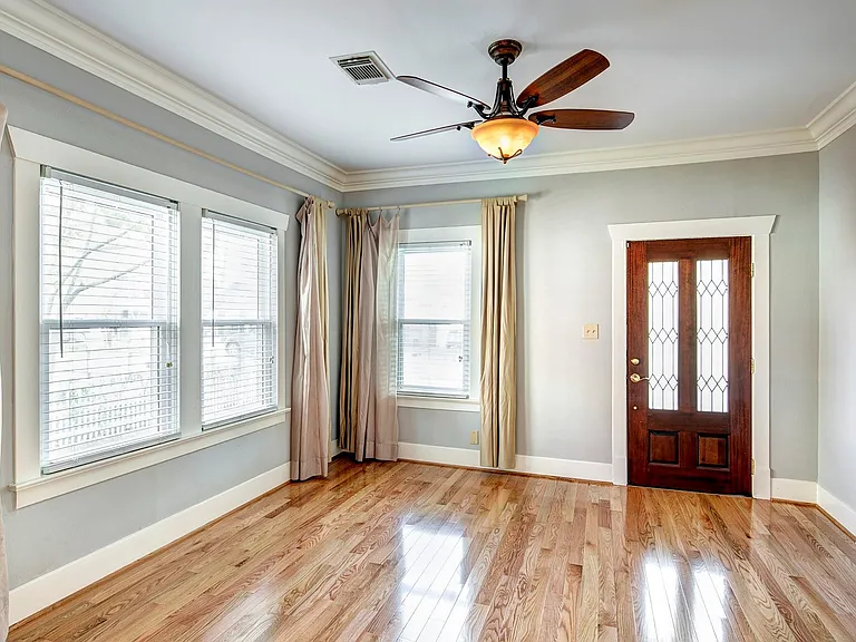 2219 Singleton St — Photo 2