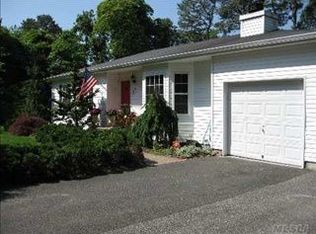 10 Lawrence Ave, Hampton Bays, NY 11946