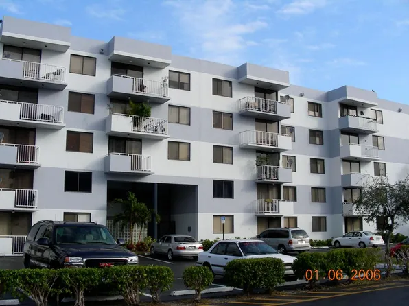 8261 NW 8th St APT 423, Miami, FL 33126