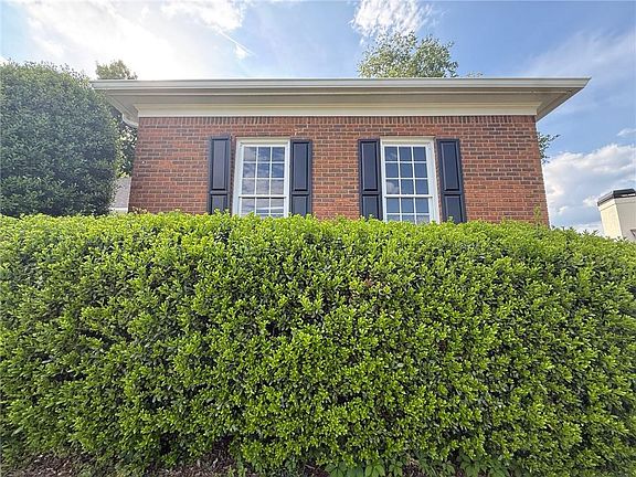5th image of 3607 Hampstead Ln NE