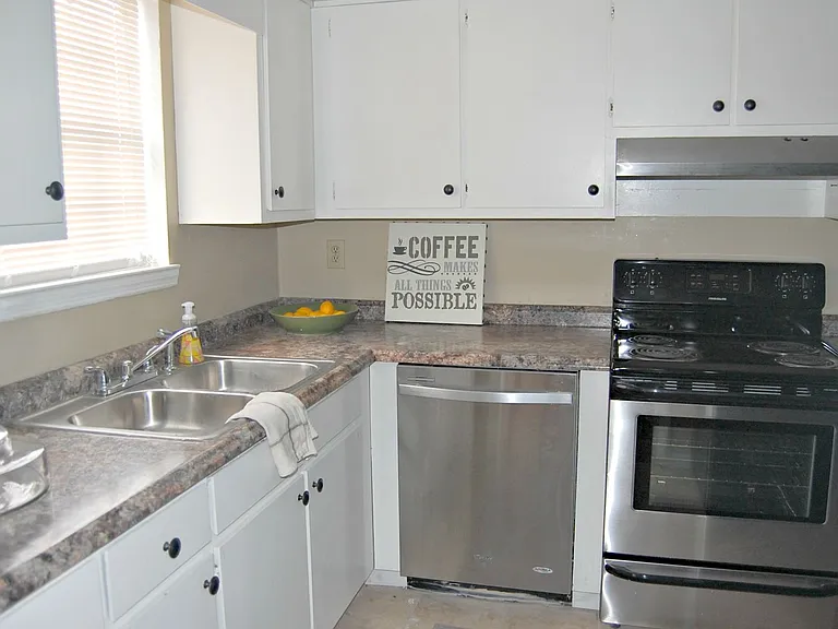 104 Hillsboro Ln — Photo 3