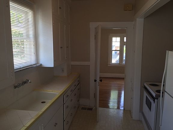 4th image of 1032 51st St