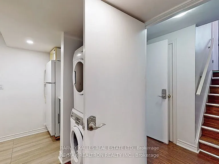 142 Combe Ave #LOWER — Photo 2