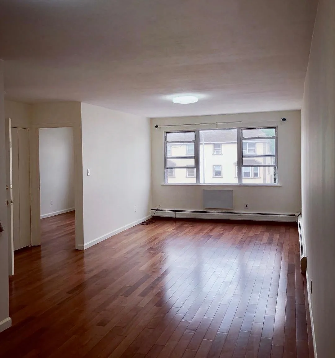 3 bed, 1.5 bath, $3,200 — Photo 2