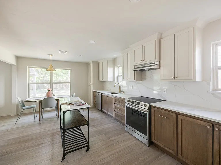 2716 Carlton Way — Photo 14