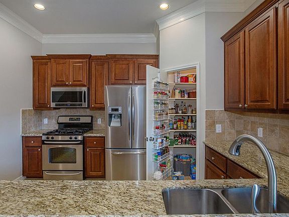 5th image of 5623 Blossom St
