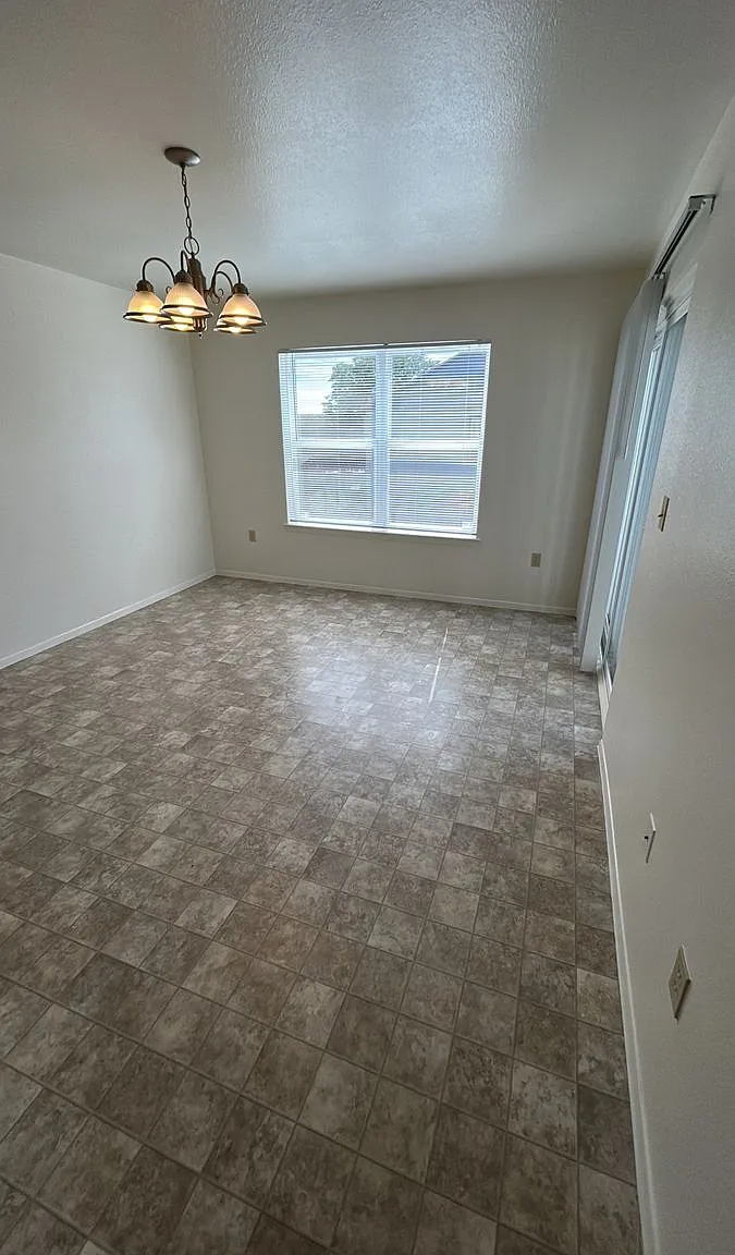 3 bed, 2.5 bath, 1328 sqft, $1,672 — Photo 2
