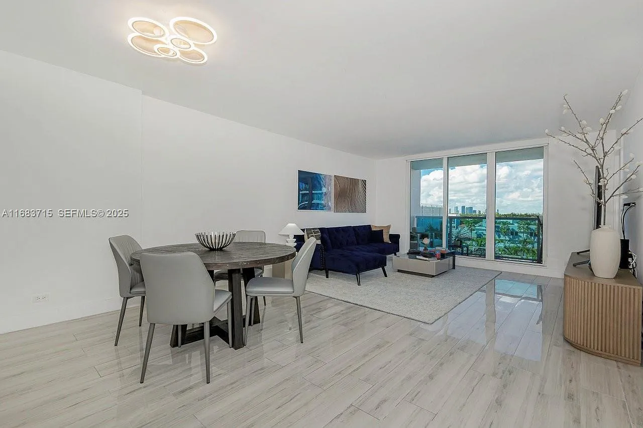 Roney Palace Condo — Photo 1