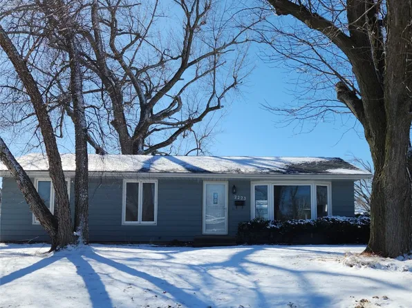 2223 Cherry Ln NE, Cedar Rapids, IA 52402