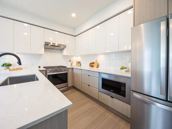 2277 Hawthorne Ave #202, Pt Coquitlam, BC V3C 1W3
