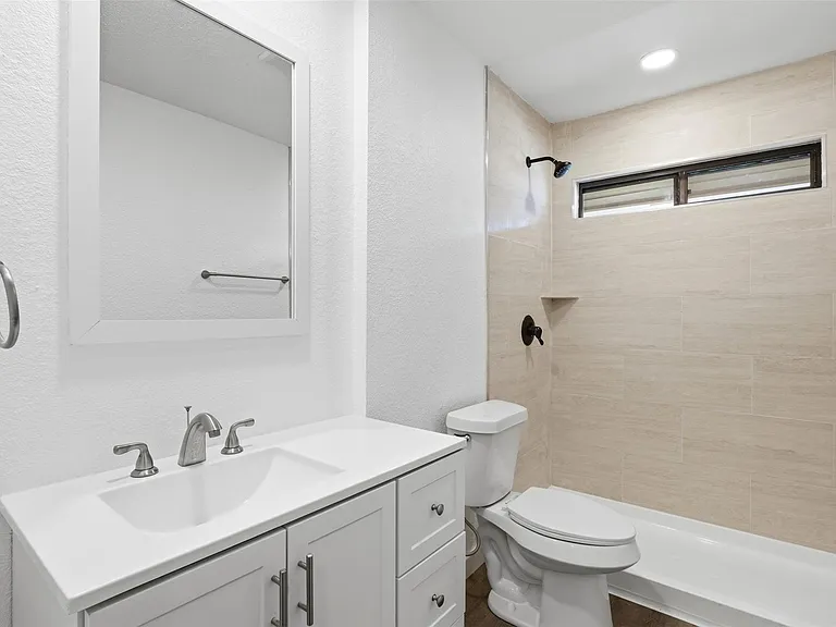 100 Howard Dr — Photo 7