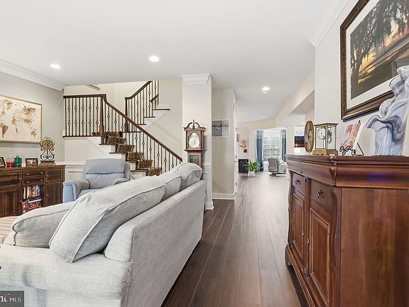 5th image of 35 Rittenhouse Cir