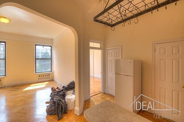 1st image of 210 Park Pl