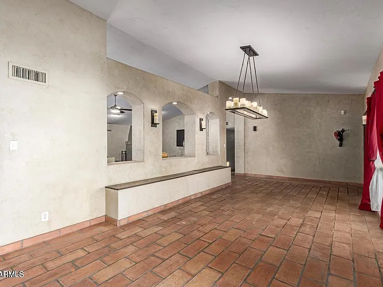 239 E Aster Dr — Photo 3