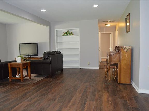 5th image of 530 Vista Dr