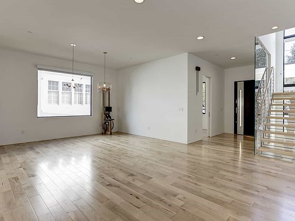 Entry volume flows into the open plan