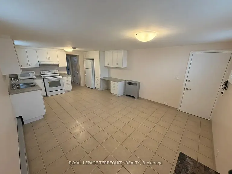 1564 The Queensway — Photo 7