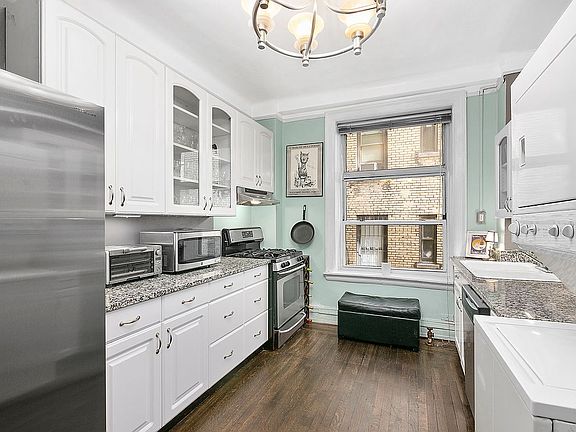 4th image of 138 E 36th St APT 1C