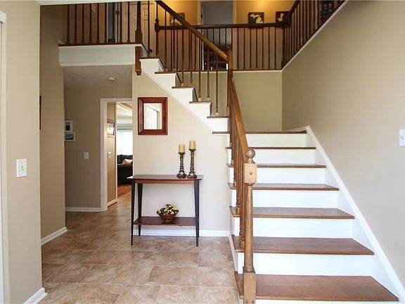 3rd image of 10 Simsbury Ln