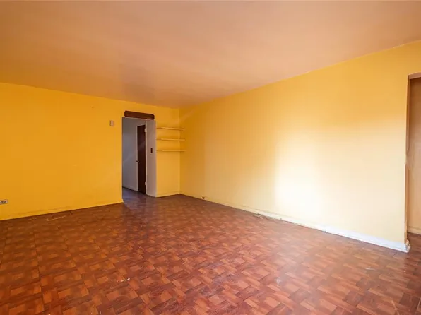 133-01 Booth Memorial Avenue image 10 of 20