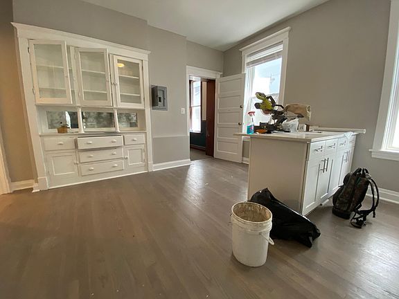 4th image of 2225 N Leavitt St #1