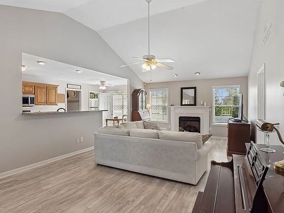4th image of 3011 Candlelite Dr