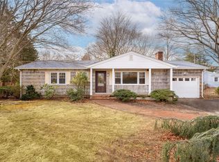 3 Oak Tree Ln, Hampton Bays, NY 11946