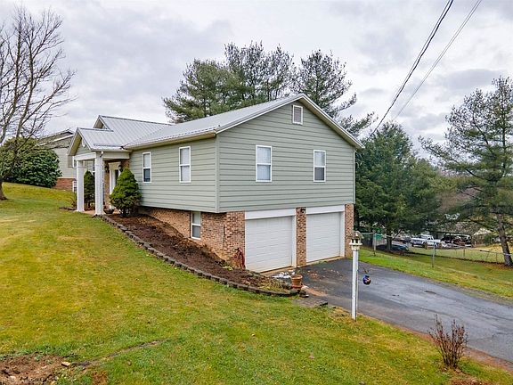 2nd image of 115 Greenhaven Dr