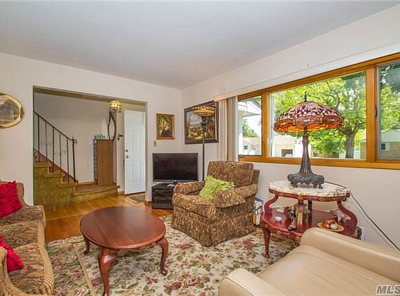4th image of 139 Sterling St