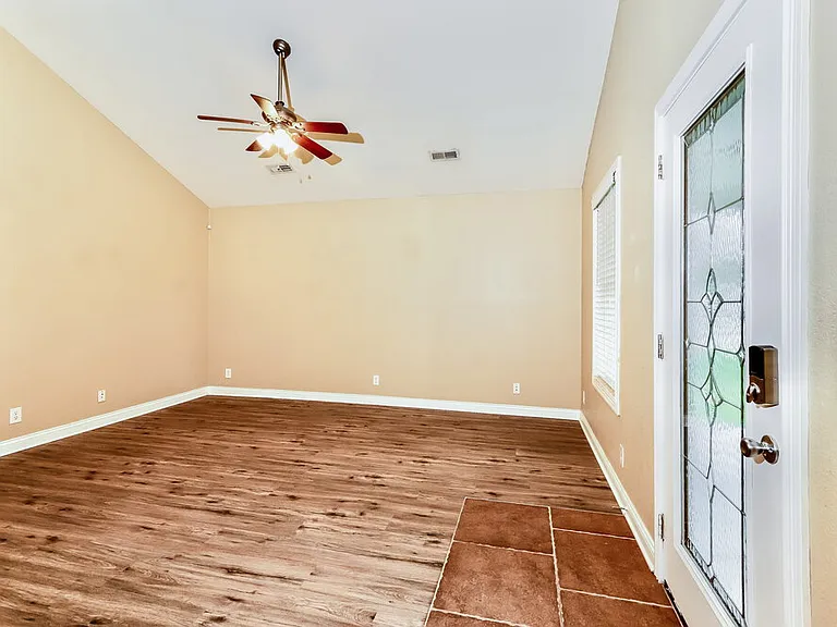 1044 Avondale Ct — Photo 6