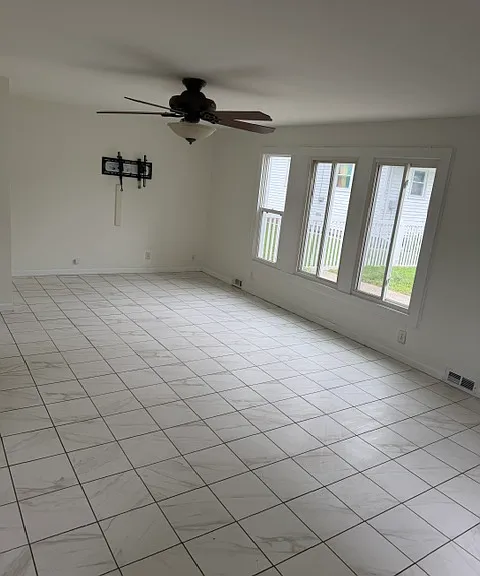 259 N Jackson Ave — Photo 3
