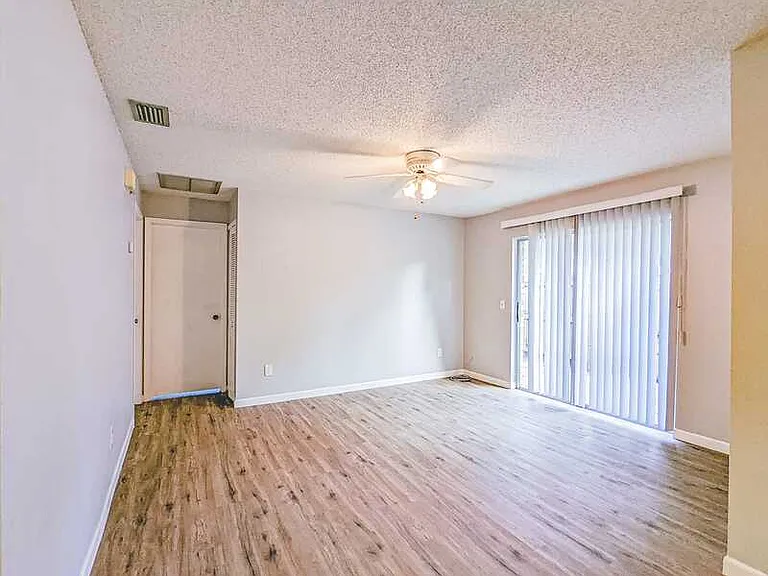 3202 Bloomingdale Villas Ct #3202 — Photo 13