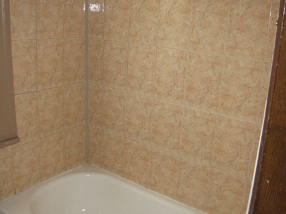 TUB IN 1ST BATHROOM