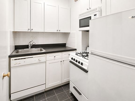 3rd image of 140 E 56th St APT 6G