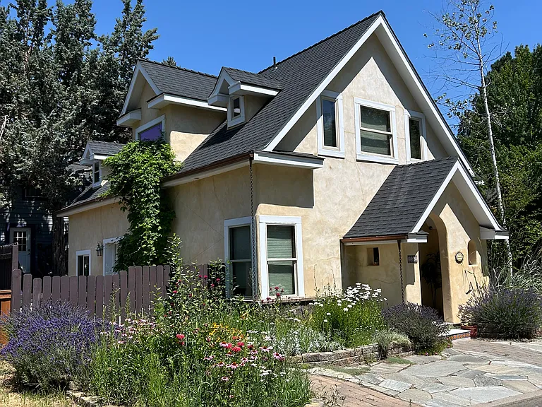 1562 NW Elgin Ave — Photo 2