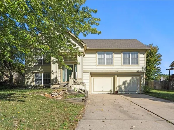 1524 NE Harvest Ln, Lees Summit, MO 64086