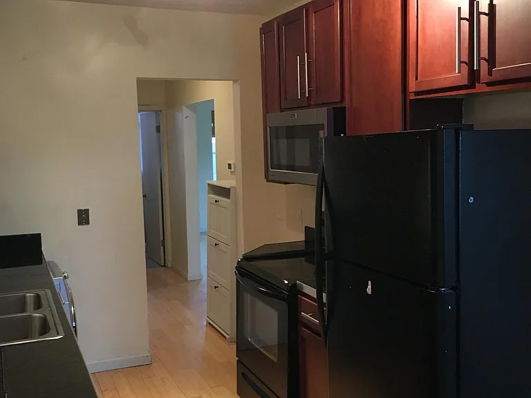 Reverse view looking back into kitchen