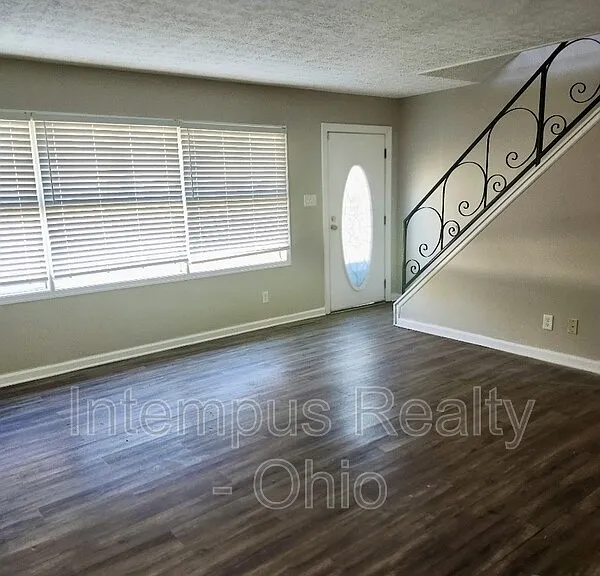 3925 Irwin Ave — Photo 2