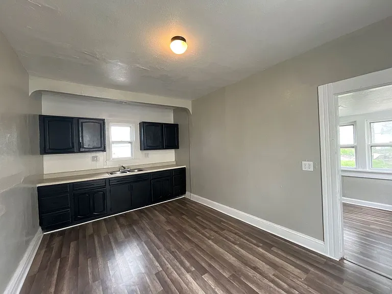 1210 W Powers St — Photo 9