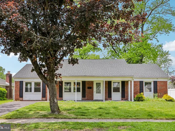 6 Newport Ln, Willingboro, NJ 08046