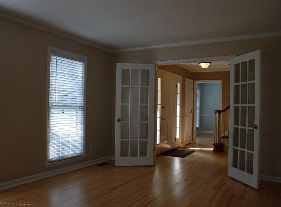 4th image of 11 Russellwood Ct
