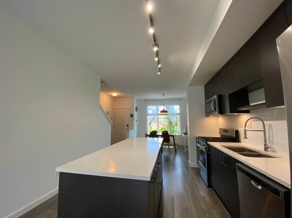 4 bedroom rental in Surrey — photo 2