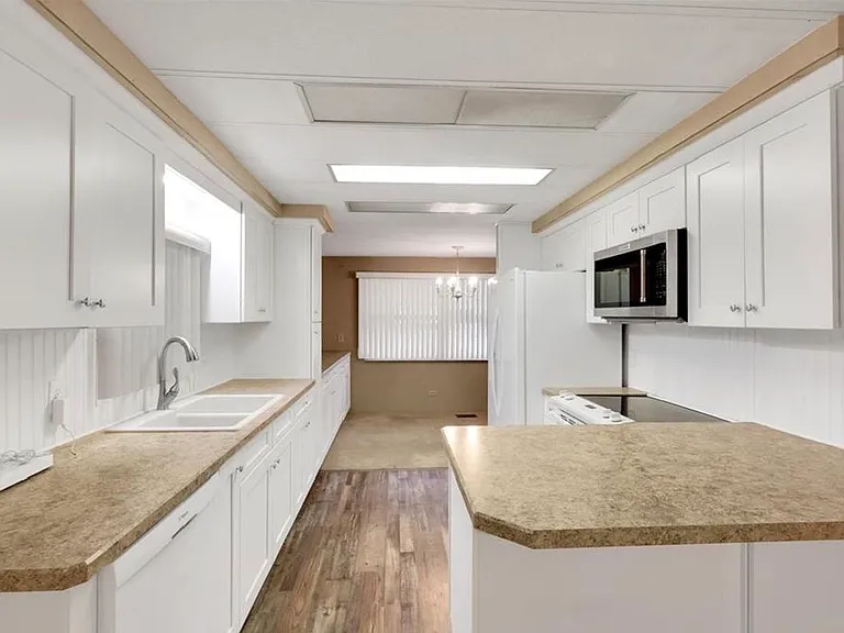 504 Skyline Dr E — Photo 3