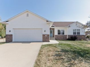 10 Pine Ct, Robins, IA 52328