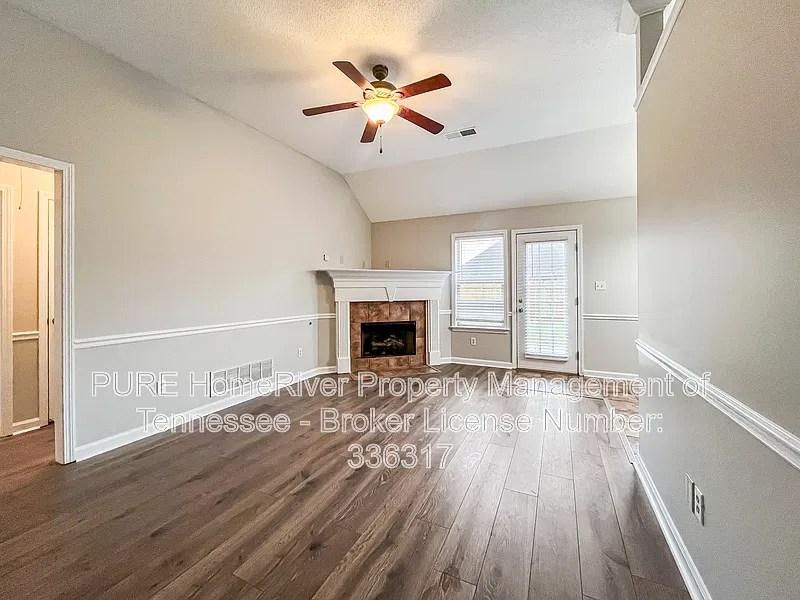 3 bed, 2.0 bath, 1310 sqft, $1,745 — Photo 2