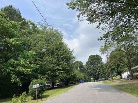 Exterior Neighborhood (street photo)