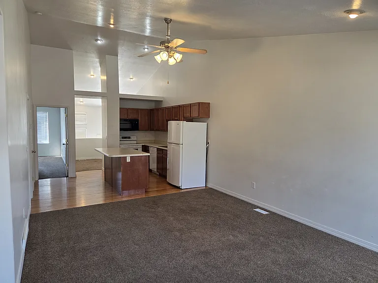 212 W Lyman Ln — Photo 10